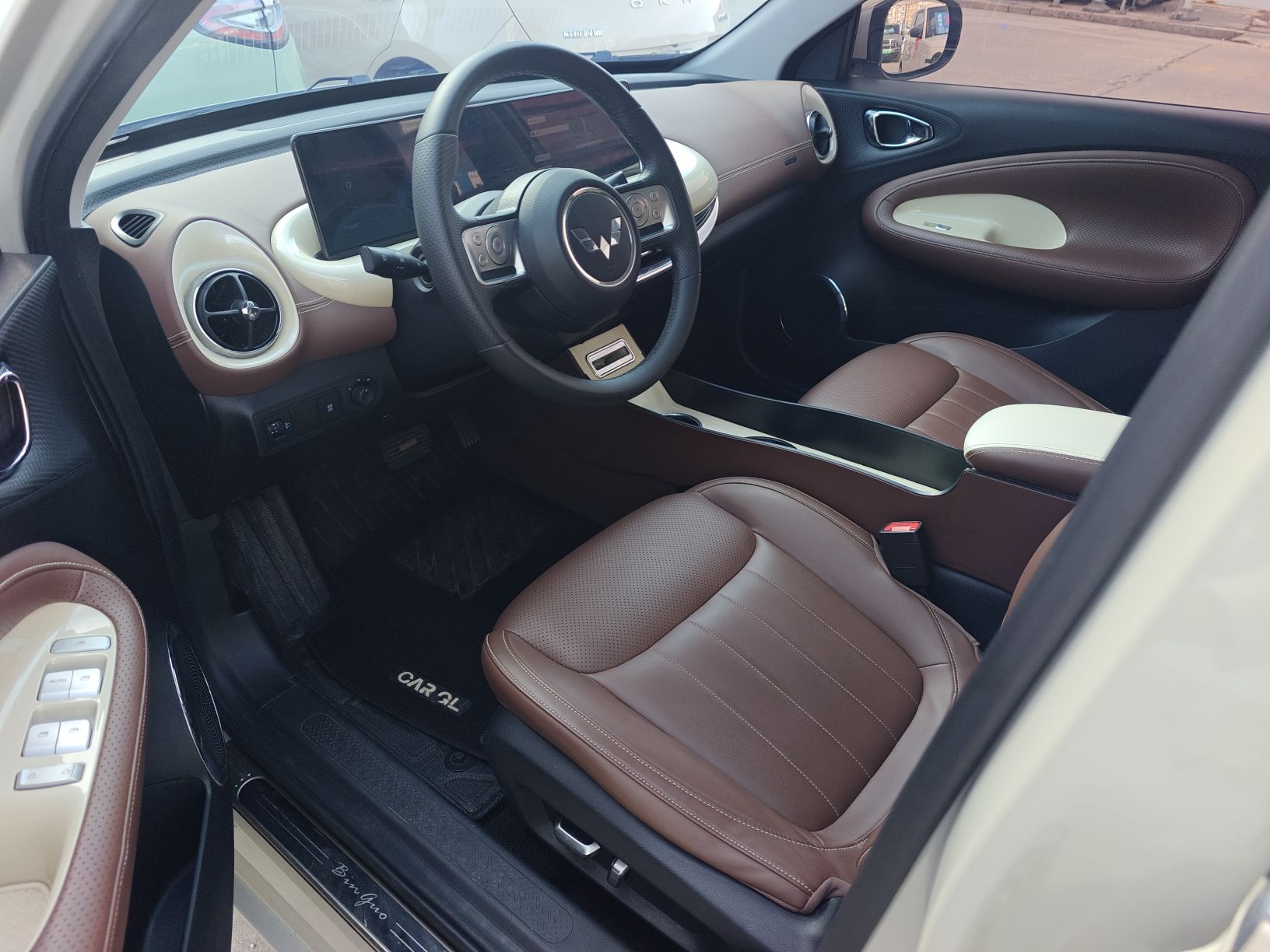 Переднее сиденье в автомобиле