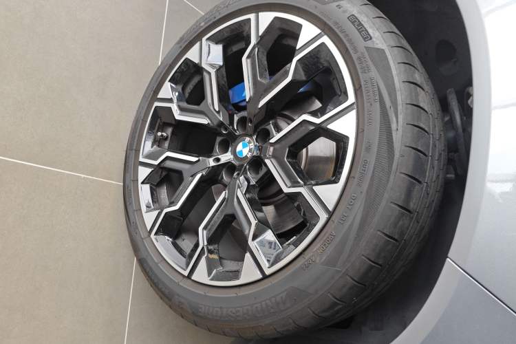 Used BMW X3 2025 xDrive30L Luxury Edition M Sport Package Right Front Wheel Hub