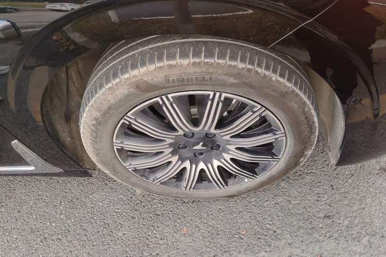 Used VOYAH Dream 2025 EV Four-Wheel Drive Prestige Qiankun Edition Right Front Wheel Hub