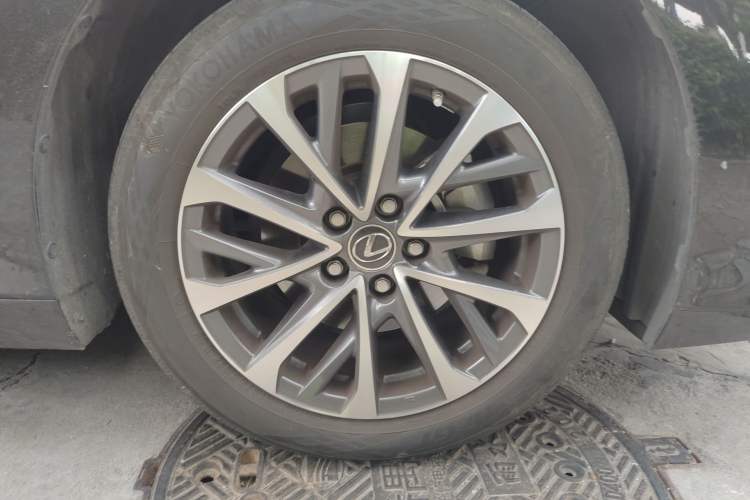 Used Lexus ES 2022 200 Excellence Edition Right Front Wheel Hub