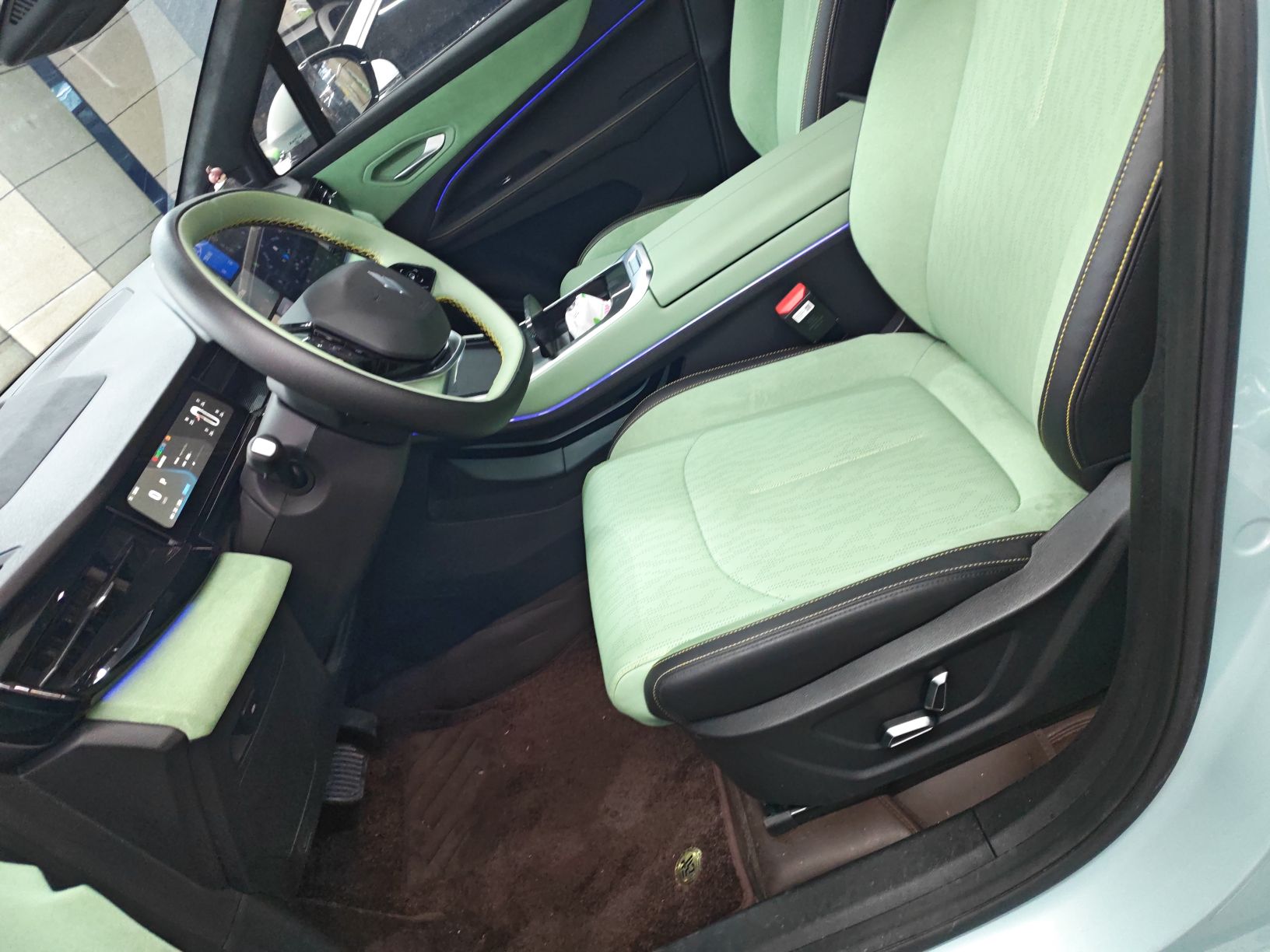 Переднее сиденье в автомобиле