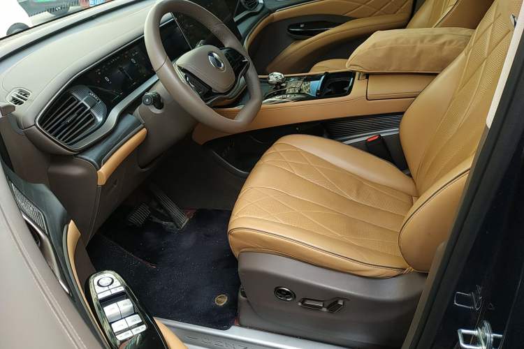 Used Denza D9 2022 DM-i 970 Four-Wheel Drive Prestige Model
