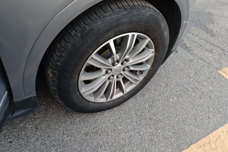 Used Cadillac XT5 2018 25T Luxury Model Right Front Wheel Hub