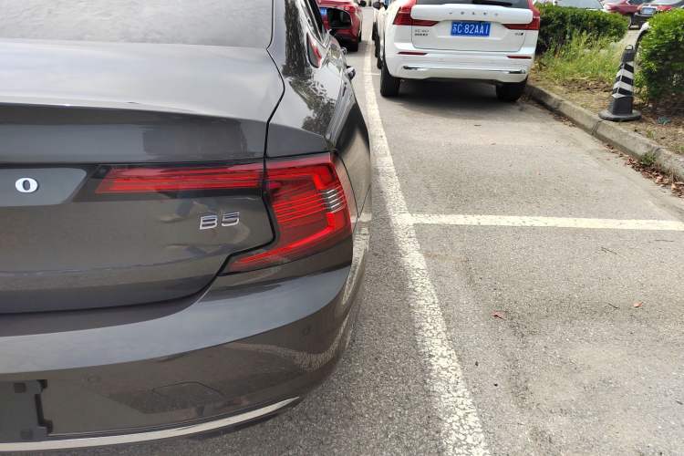 Used Volvo S90 2025 B5 Zhiyuan Luxury Edition Right Rear Taillight