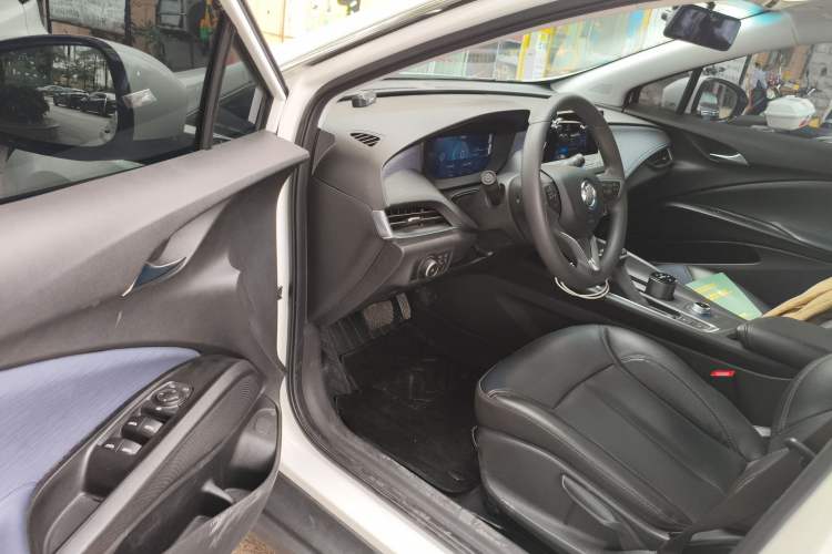 Used Buick Velite 6 2023 Revised Version 430 km Range – Commuter Edition Driver Seat