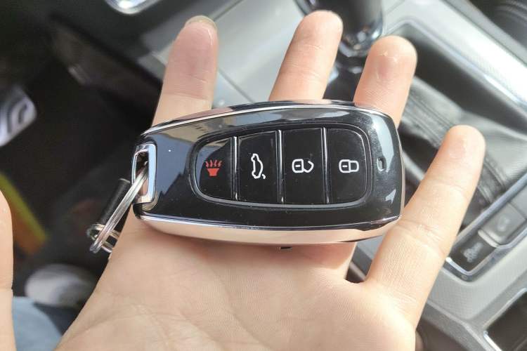 Used Roewe RX5 2016 20T Two-Wheel Drive Automatic Internet Smart Edition
