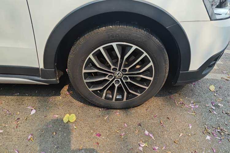 Used Volkswagen Cross Lavida 2014 1.6L Automatic Right Front Wheel Hub