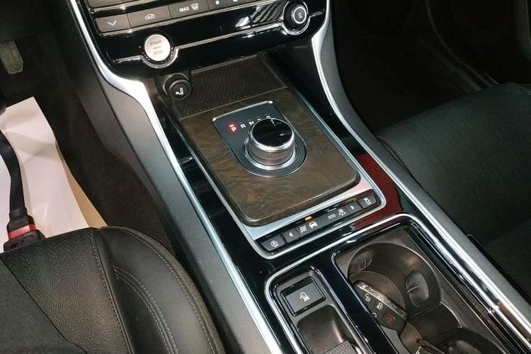 Used Jaguar XFL 2018 XFL 2.0T 250 PS Luxury Edition Gear Lever