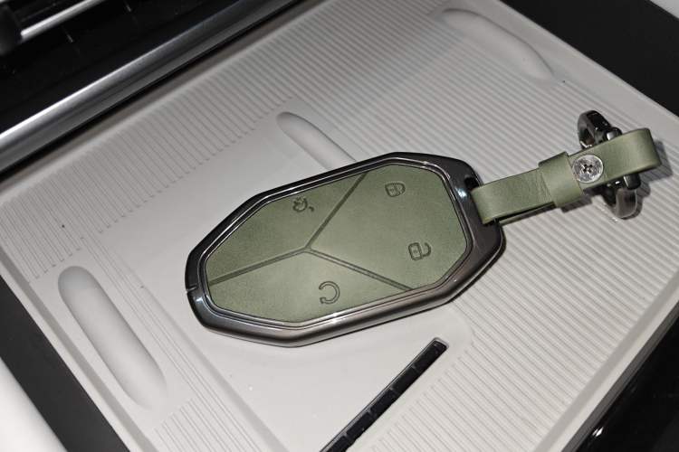 Used Formula Leopard Titanium 3 2025 501 km Range Rear-Wheel Drive Intelligent Driving Max Edition