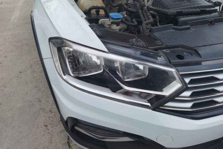 Used Volkswagen C-TREK 2017 230TSI DSG Comfort Version Right Front Headlight