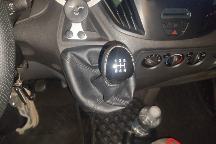 Used Ford Transit 2017 2.0T Diesel Multi-Purpose Commercial Vehicle Short Wheelbase Mid-Roof China IV Standard Gear Lever