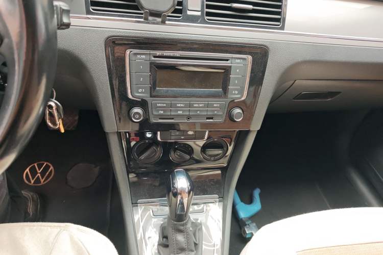 Used Volkswagen Bora 2014 1.6L Automatic Fashion Model Audio And AC Panel