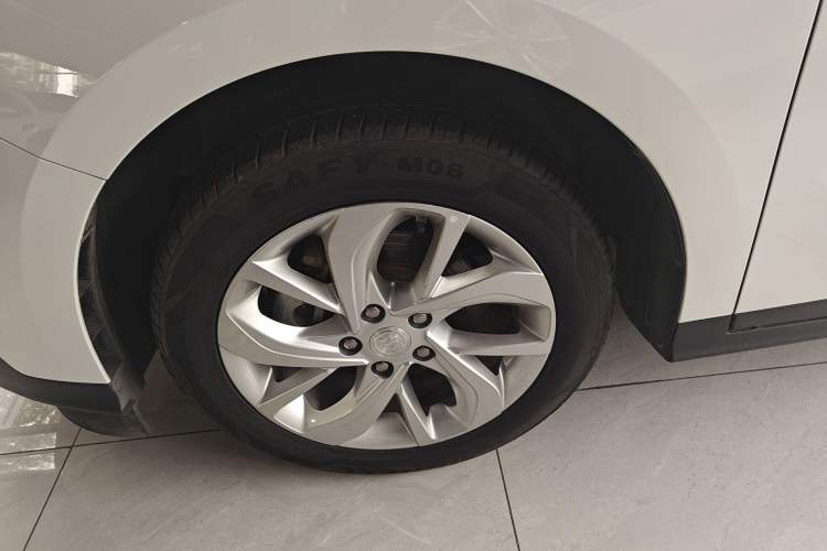 Used Buick Velite 6 2023 Revised Version 430 km Range – Commuter Edition Left Front Wheel Hub