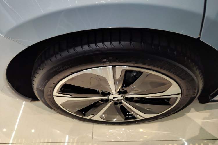 Used Nio ET5T 2023 75 kWh Touring Right Rear Wheel Hub