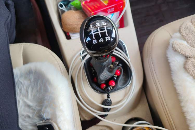 Used Dongfeng Fengon 360 2015 1.5L Manual Comfort II 7-Seater Gear Lever