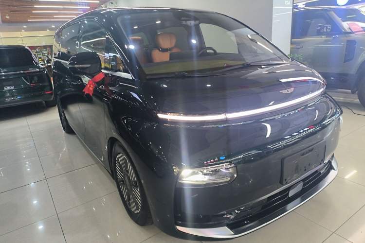 Used Geely Galaxy LEVC L380 2024 140-Degree 6-Seater All-Wheel-Drive Ultra