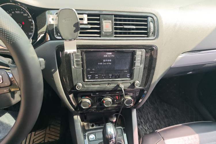 Used Volkswagen Sagitar 2018 280TSI DSG Comfort Model Audio And AC Panel