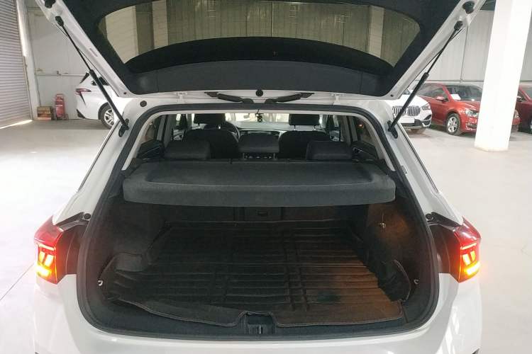 Used Volkswagen T-ROC 2019 280TSI DSG Two-Wheel Drive Advanced Version China VI Standard Trunk