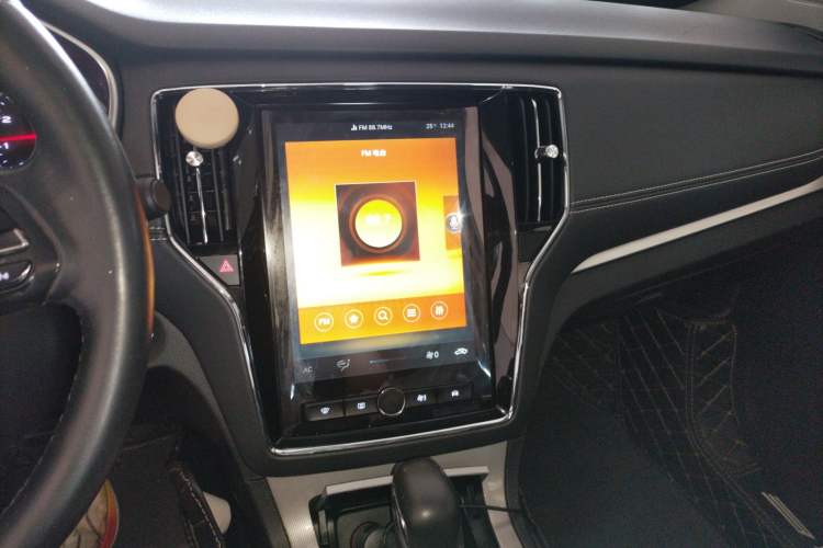 Used Roewe RX5 2020 20T Automatic 4G Connected Million Edition Audio And AC Panel