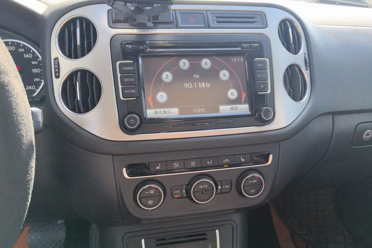 Used Volkswagen Tiguan 2015 1.8TSI Automatic Two-Wheel Drive Luxury Model Audio And AC Panel