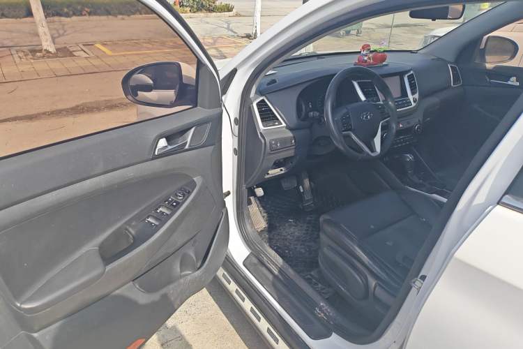 Used Hyundai Tucson 2015 1.6T Dual-Clutch Two-Wheel-Drive Smart Model Driver Seat