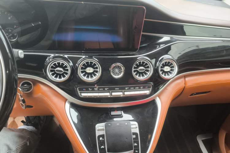 Used Mercedes-Benz Vito 2023 2.0T Elite Version 7 Seats
