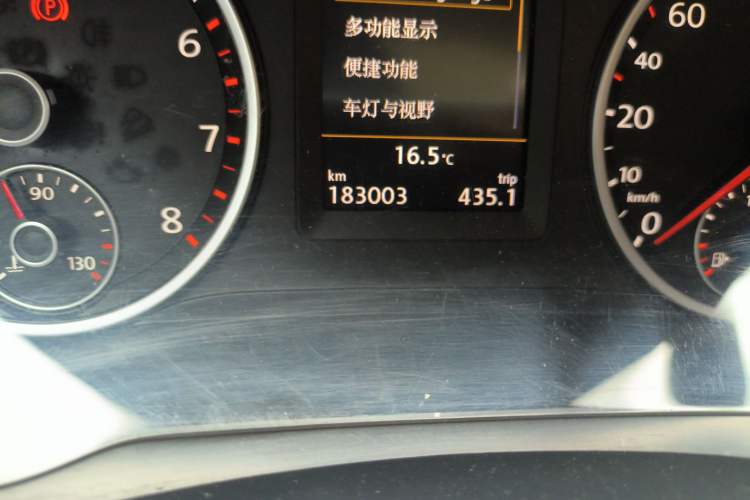 Used Volkswagen Tiguan 2015 1.8TSI Automatic Two-Wheel Drive Luxury Model Odometer Close Up