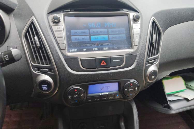 Used Hyundai ix35 2015 2.0L Automatic 2WD Smart Version China V Standard Audio And AC Panel