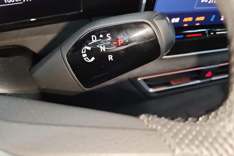 Used Volkswagen Tiguan L 2024 PRO 330TSI Two-Wheel Drive R-Line Prestige Edition Gear Lever