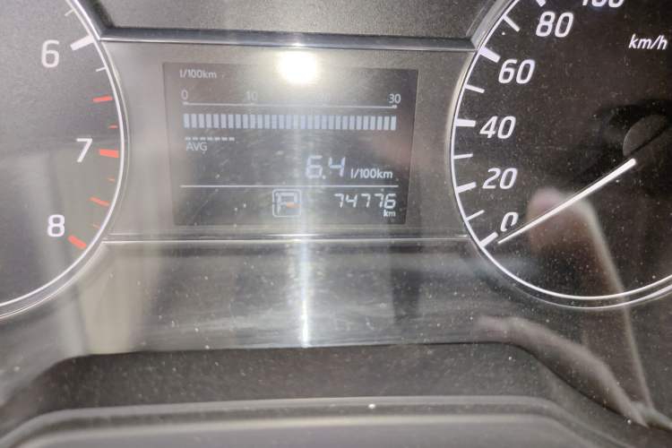 Used Nissan Tiida 2016 1.6L CVT Cool Dynamic Edition Odometer Close Up