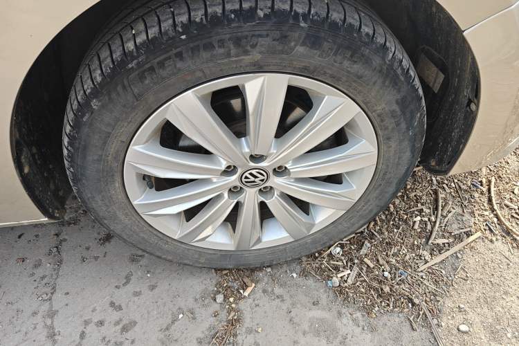 Used Volkswagen Bora 2016 1.6L Automatic Comfort Model Right Front Wheel Hub