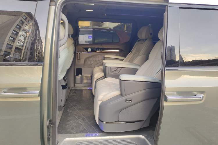 Used Zeekr 009 2024 7-Seater Walk-Through Version Four-Wheel Drive 108 kWh Left Rear Seat