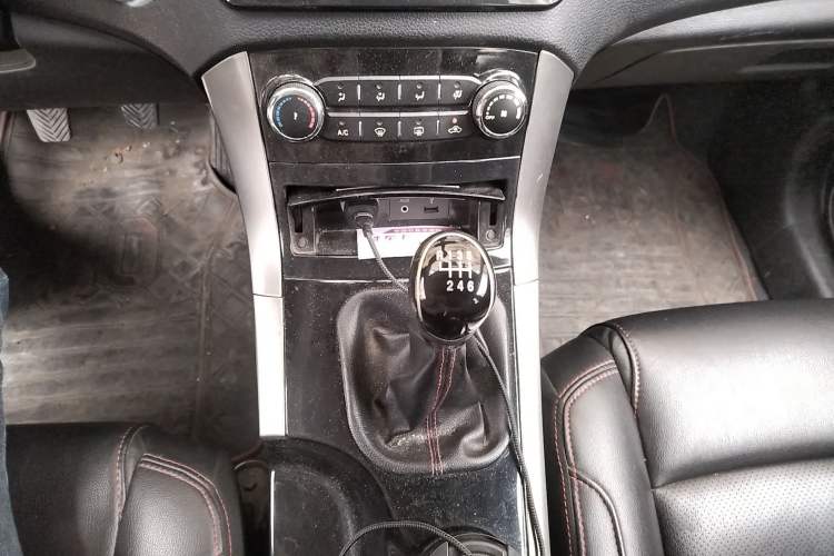 Used Huatai Santa Fe 2015 1.5T Gasoline Manual Two-Wheel Drive Luxury Model Gear Lever