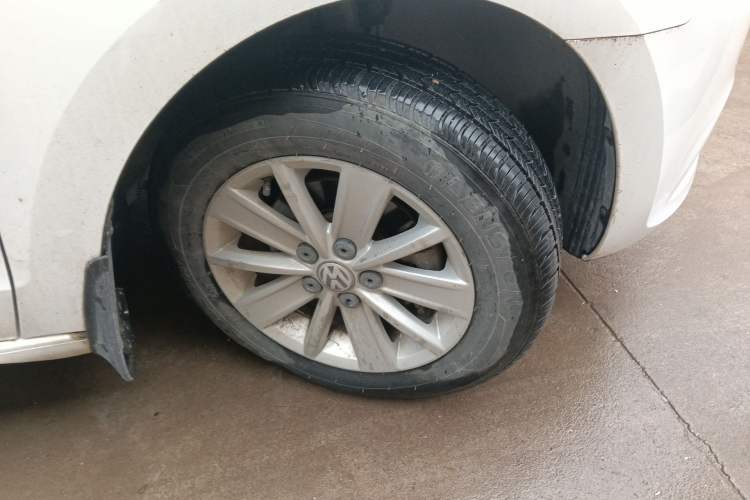 Used Volkswagen Jetta 2015 Zhuihui Edition 1.4L Manual Fashion Model Right Front Wheel Hub