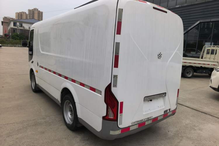 Used Guangtong Auto makeup Logistics Vehicle 2024 3.1T 2-Seater 4.99-Meter All-Electric Closed Cargo Van with 41.86 kWh