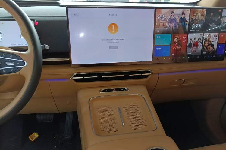 Used VOYAH Dream 2025 PHEV Four-Wheel-Drive Flagship Kunpeng Edition Audio And AC Panel