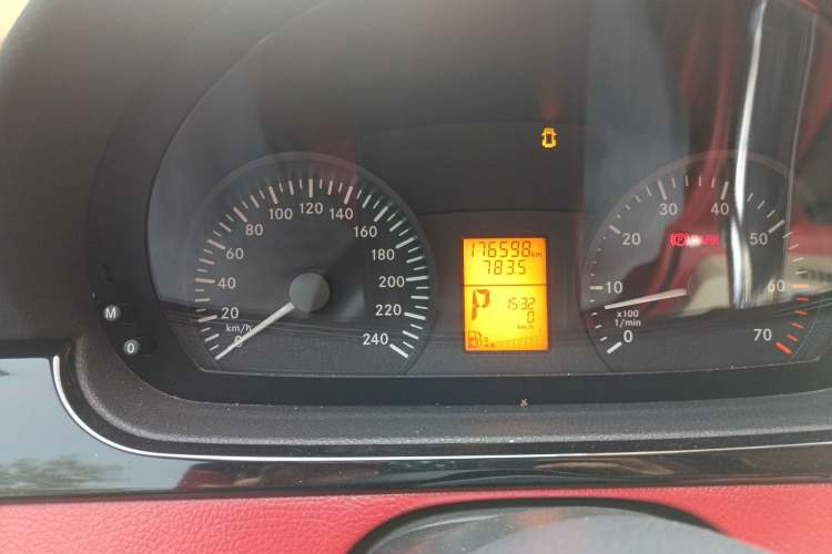 Used Mercedes-Benz Vito 2013 3.0L Elite Edition Odometer Close Up