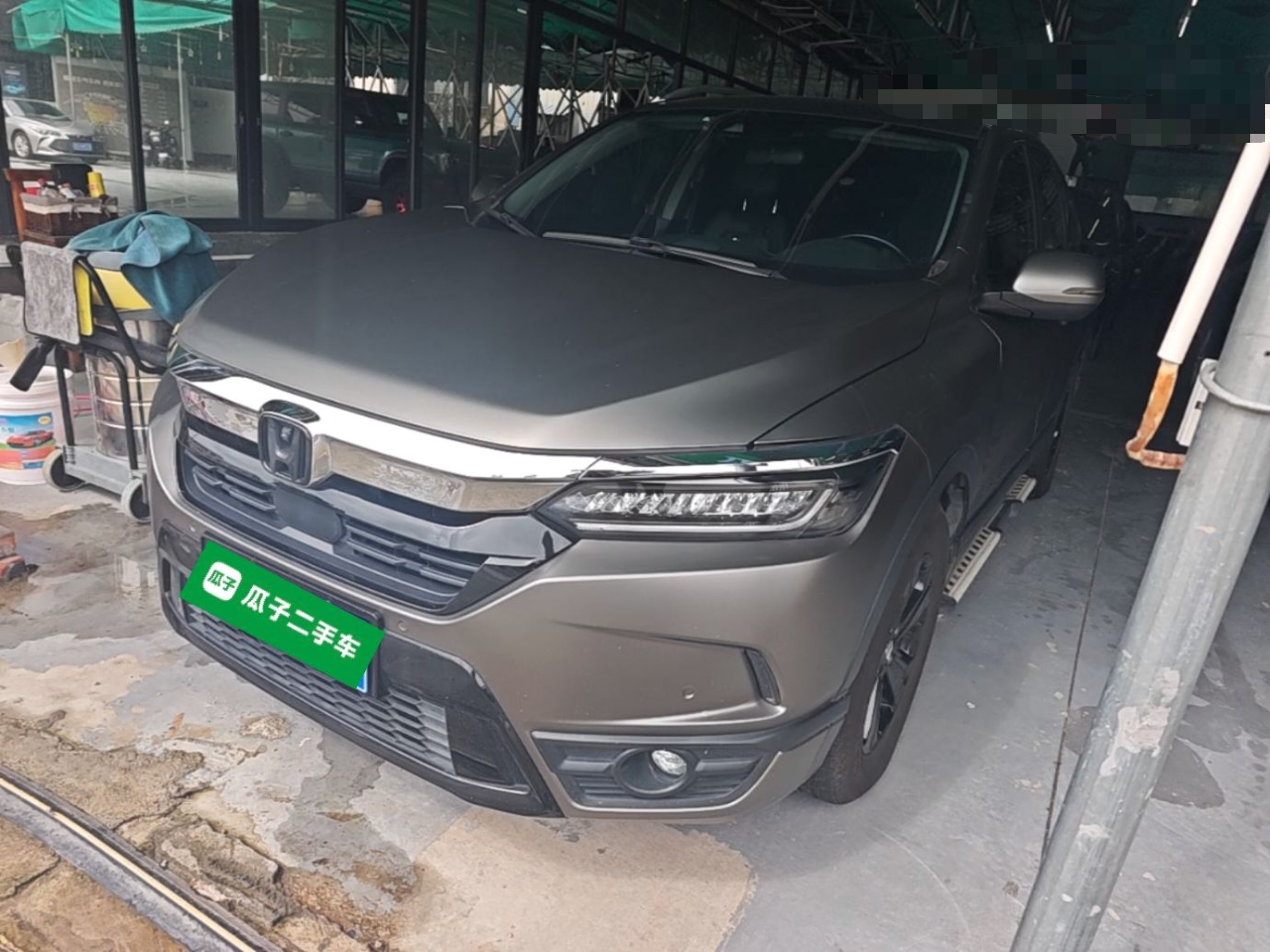 Под передней частью автомобиля