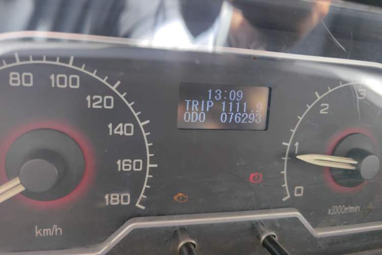 Used SAIC MAXUS Xintu V80 2014 2.5T Aotuntong Short Wheelbase Mid-Roof Model
