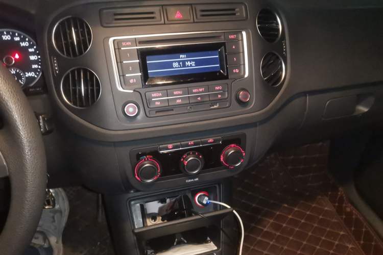 Used Volkswagen Tiguan 2017 300TSI Automatic Two-Wheel Drive Silk Road Luxury Edition Audio And AC Panel