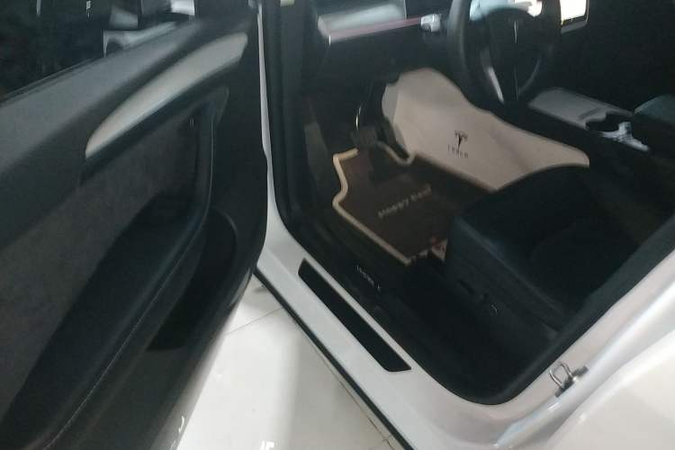 Used Tesla Model Y 2023 Long-Range All-Wheel-Drive Version