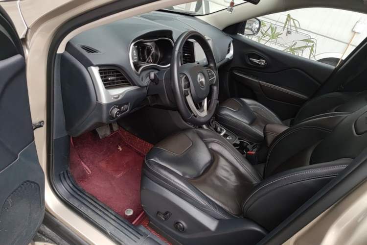 Used Jeep Cherokee 2017 2.4L Leading Edition
