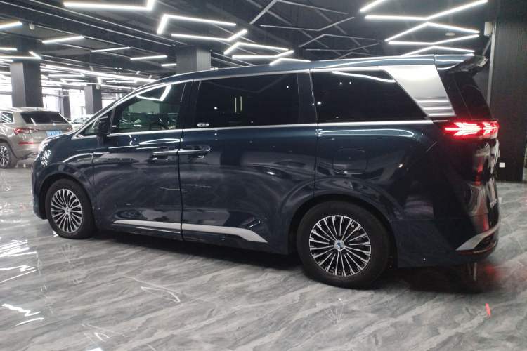 Used Denza D9 2022 DM-i 1040 Prestige Model
