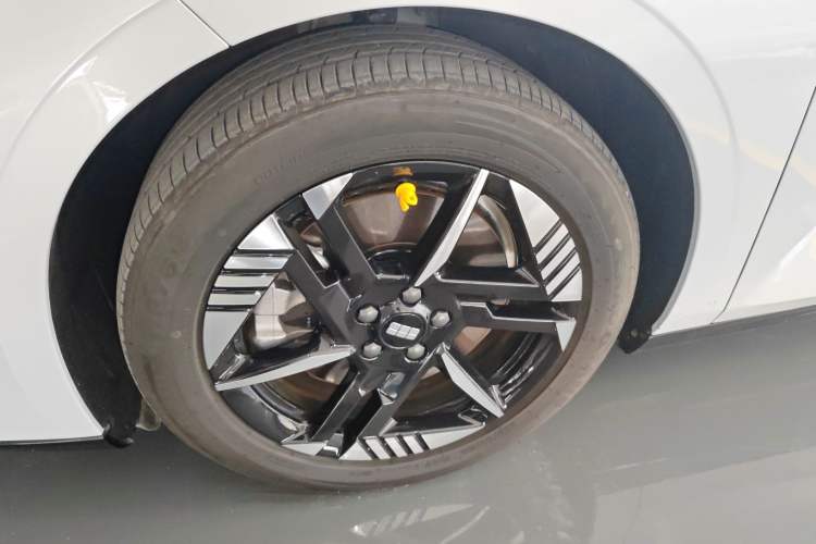 Used Geely Galaxy E8 2024 550 km Range Rear-Wheel-Drive PRO