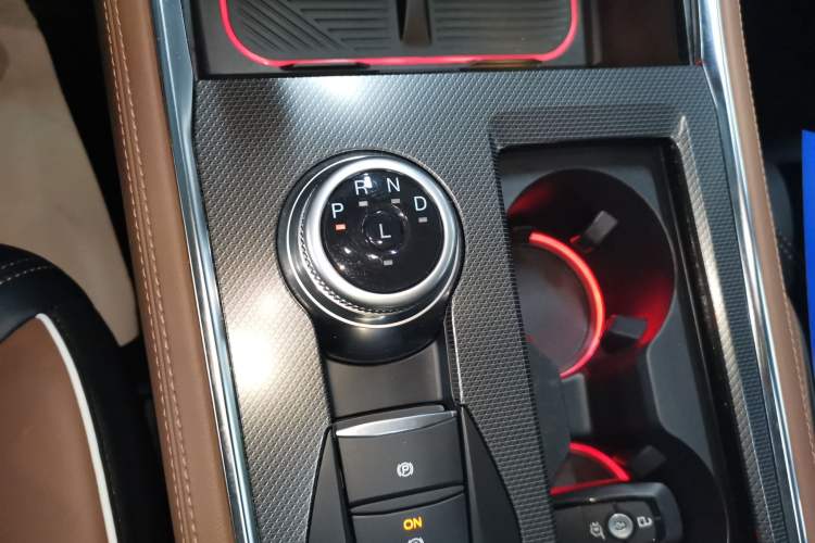 Used Ford Explorer 2023 EcoBoost 285 Four-Wheel Drive Titanium Edition 7-Seater Gear Lever