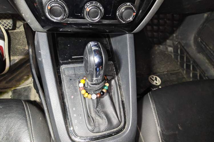 Used Volkswagen Sagitar 2015 1.6L Automatic Comfort Model Gear Lever