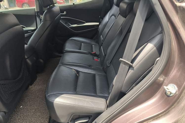 Used Hyundai Santa Fe 2015 2.0T Automatic Two-Wheel Drive Smart Version 5 Seats Left Rear Seat