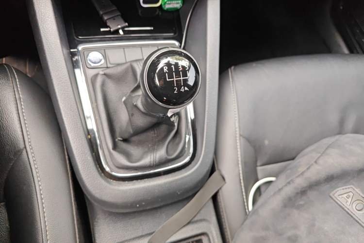 Used Volkswagen Sagitar 2018 1.6L Manual Comfort Model Gear Lever