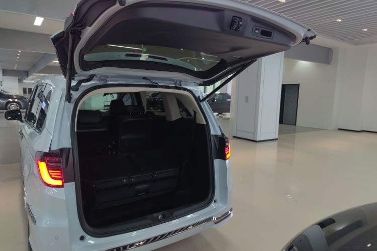 Used Honda Elysion 2024 2.0L eHEV Luxury Edition Trunk