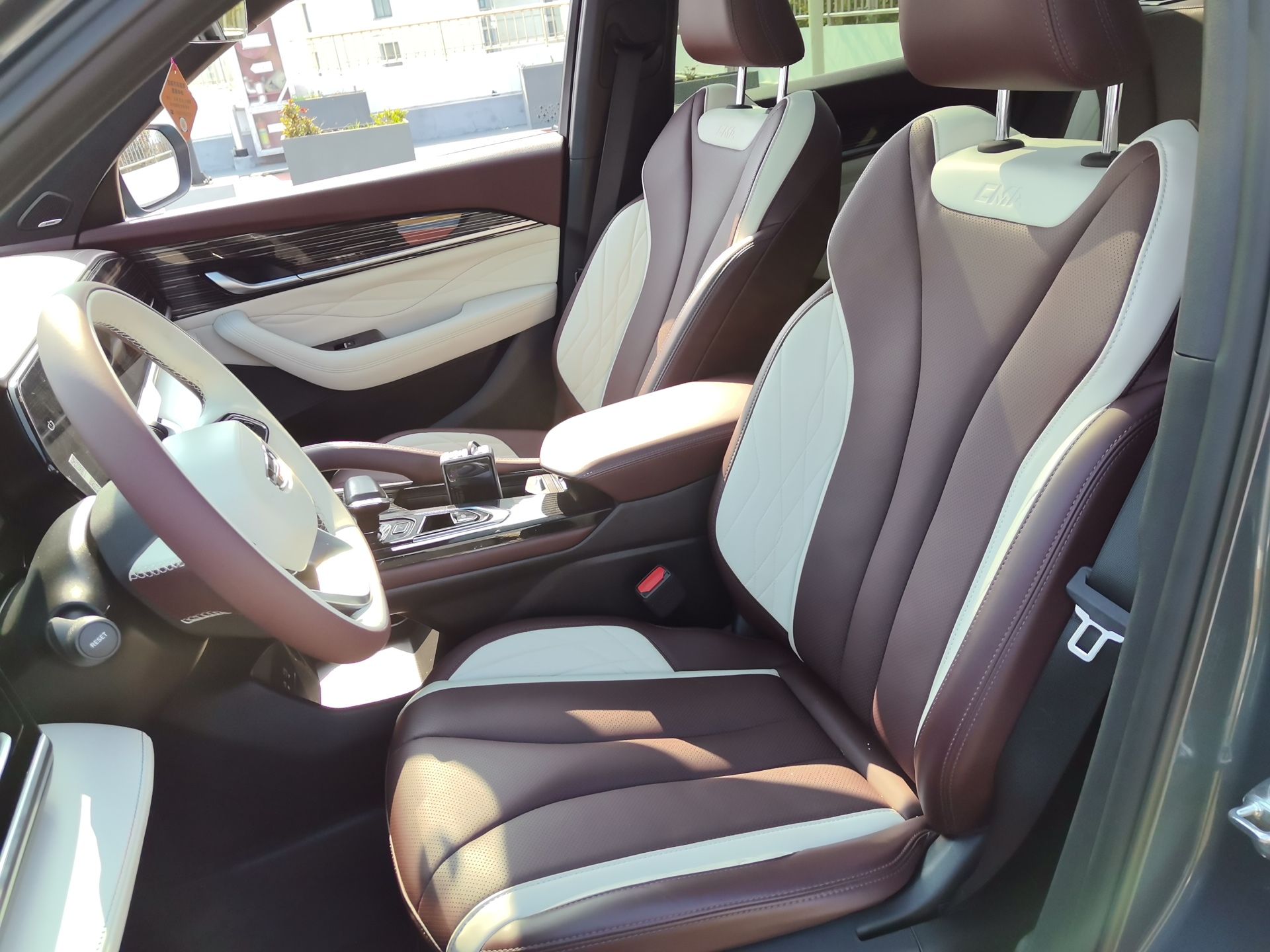 المقاعد الأمامية داخل السيارة